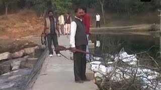 MP Armed personnel guard water in droughthit Tikamgarh [upl. by Dulcle]