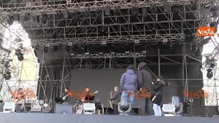 Concerto di Capodanno in piazza Plebiscito sul palco il check sound dei musicisti [upl. by Metah317]