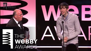 David Karp presents Steve Wilhite with the 2013 Lifetime Achievement Award at the 17th Annual Webbys [upl. by Ayama]