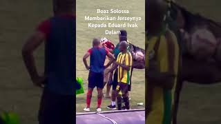 Boaz Solossa Memberikan Jersey Kepada Senior Eduar Ivak dalam persipurajayapura [upl. by Onaivatco]