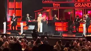 WYNONNA JUDD EN LAINEY WILSON sing ‘Refugee in Opry [upl. by Penoyer992]