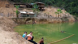 Making Bamboo Frames to Raise Fish and Take Care of Pets  Family Farm [upl. by Hild]