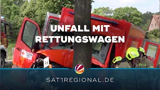 Rettungswagen kracht gegen Baum [upl. by Pulchia]