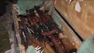 Acquista casse di legno ci trova 80 Kalashnikov [upl. by Narrat]