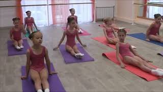 Learn the best class ballet beginner girls and stretch  Aula de alongamento para meninas inciantes [upl. by David611]