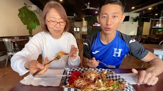 My mom tries Honduran food  Honduras Kitchen Los Angeles 🇭🇳🇺🇸🇯🇵 [upl. by Arinaj]