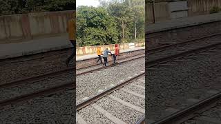 Train ke patari walon ke bhai ko madad Karen aur like Karen subscribe Karen [upl. by Schriever]