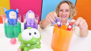 Spielen und Lernen mit Nicole OmNom wählt die Farben der Spielzeuge Spielzeug Video für Kinder [upl. by Dierolf]