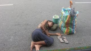 I give some money to a homeless Vietnamese woman [upl. by Crispas]