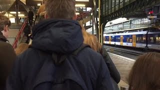 Drukte op Centraal Station Den Bosch vanwege de nieuwe dienstregeling [upl. by Shaun]