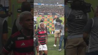 Wesley deu sua camisa parabo Torcedor no pós jogo de Flamengo e Bahia shorts soccer [upl. by Opaline]