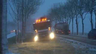 Strooiwagen raakt zelf naast de weg op de N361 [upl. by Castera]