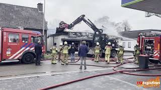 Vroomshoop – Enorme rookwolken bij brand in woning boven slagerij [upl. by Alad273]