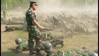 Latihan Tentara Indonesia Yang Menguras Fisik Dan Mental [upl. by Nuavahs788]