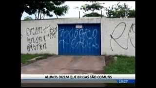 ALUNAS BRIGAM EM ESCOLA DE SOBRADINHO [upl. by Latta]