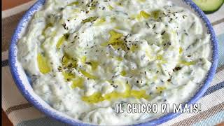 Salsa tzatziki ricetta originale greca della salsa con yogurt e cetrioli per carne pita e verdure [upl. by Nylimaj]