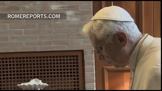 Benedicto XVI recibe la estatua de la Virgen de Fátima en la puerta de su casa [upl. by Woermer]