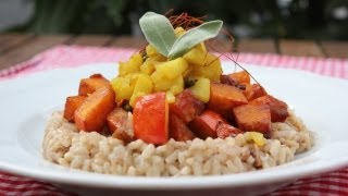 Karamellisierter Kürbis auf WalnussRisotto mit BirnenChutney  TierheimTV kocht vegan [upl. by Kilian]