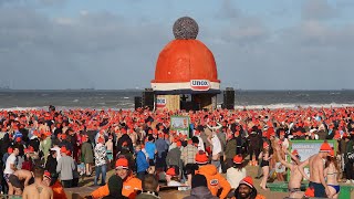 Sfeerimpressie nieuwjaarsduik Scheveningen 2024 vanaf de boulevard [upl. by Oicirbaf]