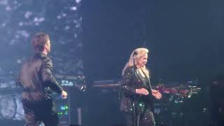 David Hallyday et Sylvie Vartan  Quelque chose de Tennessee  Paris  12112024 [upl. by Ceevah459]