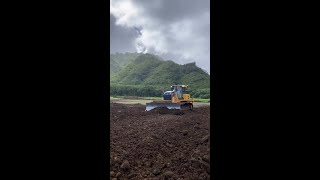 John Deere 850L pushing on Oahu [upl. by Ferren574]