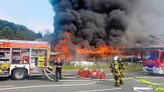 Riesige RauchwolkeExplodierende Airbags Großbrand Vollalarm Feuerwehr Ibbenbüren [upl. by Lemon]