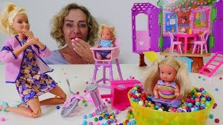 Spiel mit Puppen Nicoles Arbeitsagentur Barbie arbeitet im Kindergarten [upl. by Ataga]