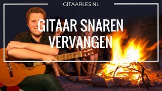 Snaren vervangen van een gitaar [upl. by Ynnelg73]