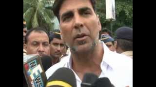 AKSHAY KUMAR SPEAKS AT RAJESH KHANNAS FUNERAL [upl. by Gayel]