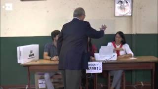 El candidato Pedro Pablo Kuczynski ejerce su derecho al voto en Lima [upl. by Ayekahs382]