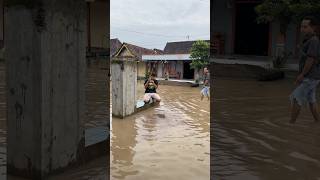 Saat Banjir Mancing Di Depan Rumah Dapat Ikan Lele Ukuran Monster lele lelemonster banjir bolang [upl. by Ikey487]