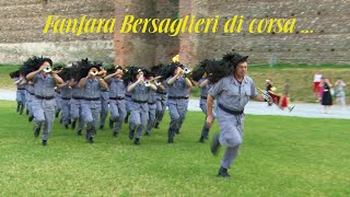 ENTRATA DI CORSA FANFARA BERSAGLIERI DI BEDIZZOLE AL CASTELLO DI VILLAFRANCA VR [upl. by Oiluig675]