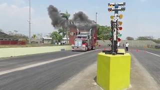 Arrancones de camiones modificasdos en Guatemala Truck racing [upl. by Ardnoik]