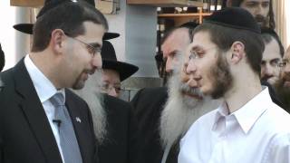 Mir Yeshiva students discuss a perplexing piece of Gemara with Ambassador Shapiro [upl. by Seek]