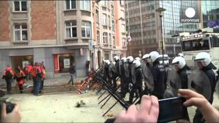 Vidéo  violents heurts à Bruxelles un policier reçoit un pavé en plein visage [upl. by Laurence6]