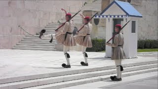 Cambio de guardia en Atenas ParlamentoPlaza Syntagma  Changing of the guard in Athens [upl. by Eiloj478]