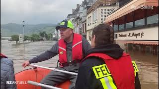 Mit dem Boot durch die Stadt Die Feuerwehr Zell unterwegs im Hochwasser [upl. by Ennire]