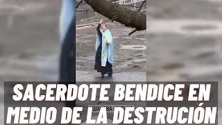 VIRAL Sacerdote bendice las calles de Ucrania en medio de la destrucción [upl. by Kinchen]