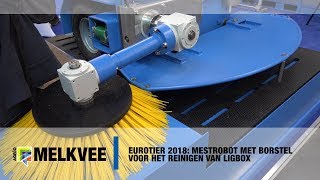 Multifunctionele mestrobot krabt ook boxen uit en strooit in  EuroTier 2018 [upl. by Oicor]