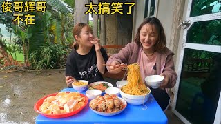 越南小粉和小竹自己導演拍美食視頻，看她們好搞笑。 [upl. by Narrad908]