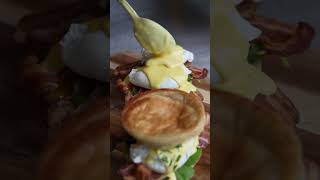 Egg Benedict in a breakfast sandwich With the most easy and crispy bacon [upl. by Loseff299]