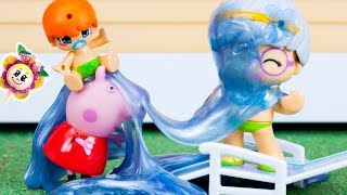 🍓 Les petits Pinypon et PEPPA PIG jouent avec slime sur la grandemère  surprise dans la piscine [upl. by Nalyak]