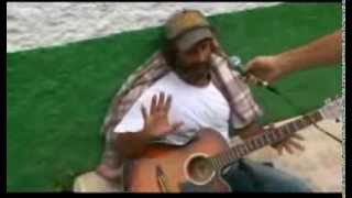 INCRÍVEL Mendigo brasileiro cantando em INGLÊS AMAZING Brazilian homeless singing in ENGLISH [upl. by Eseeryt220]