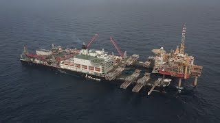 Pioneering Spirit передвигает огромную нефтяную платформу [upl. by Alarise]