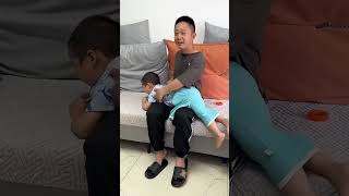 爸爸看电视太入迷，把儿子裤子穿成裙子了都不知道！ 爸爸带娃 ！Cute babyCute呆萌小米宝聪明宝宝萌娃测试 [upl. by Haliehs]