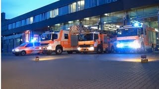 Löschzug Vollzug BF Frankfurt BLW1 Eckenheim mit Blaulicht vor der Halle [upl. by Dolan]