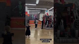 El verdadero Art el payaso asusta a personas en tienda de Halloween [upl. by Nylsirhc404]