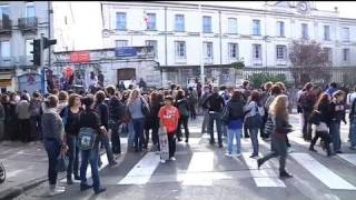 Les lycéens bloquent une avenue à Montpellier [upl. by Neehahs]