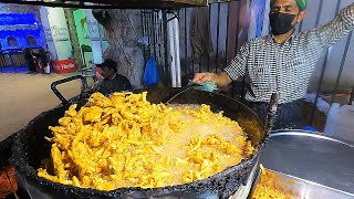 Pakistani Street Food Onion Pakora  Famous Aloo Pyaz Pakoray at Street Food Karachi Pakistan [upl. by Broderick401]