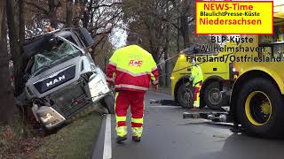 LKW kollidiert mit Baum – Straße voll gesperrt [upl. by Isus810]